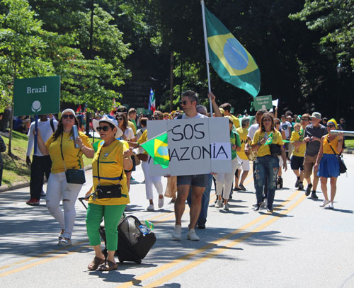 Brazilian community represented in the Parade of Flags 